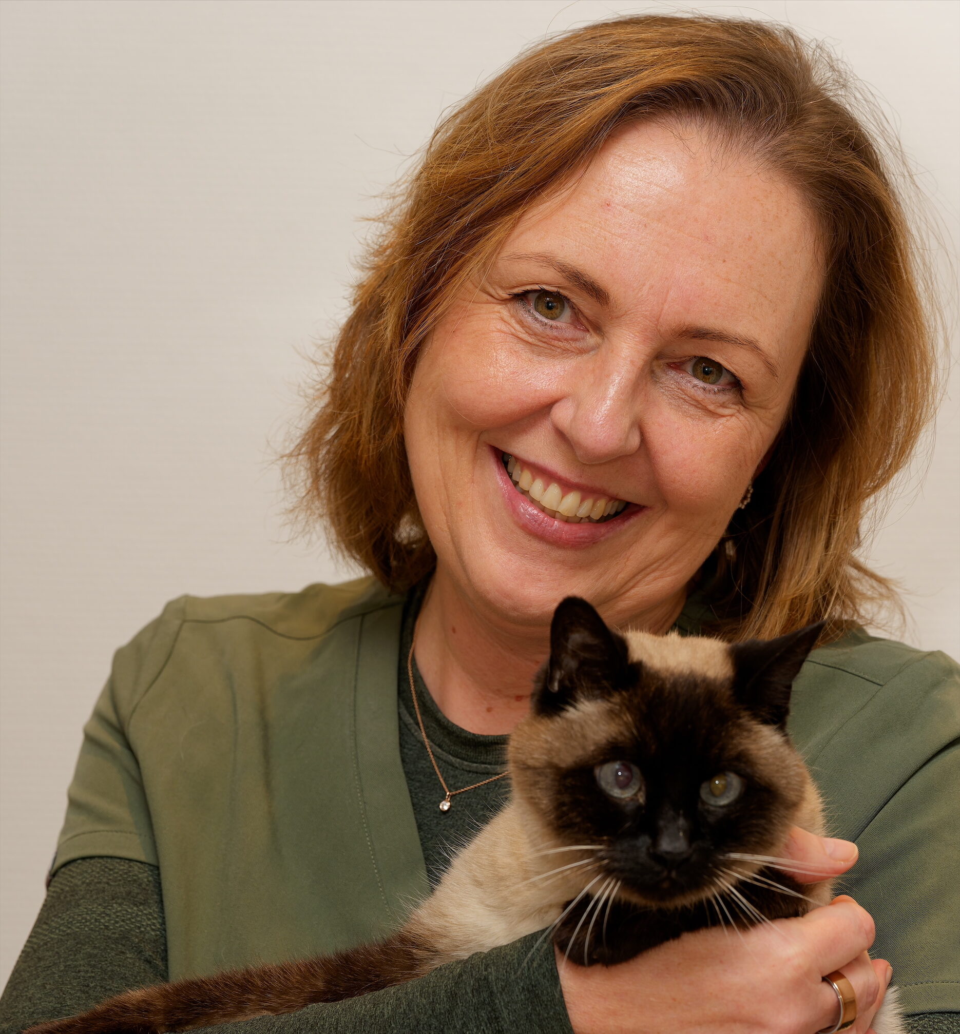 Portraitbild Christine Waage mit Katze auf dem Arm